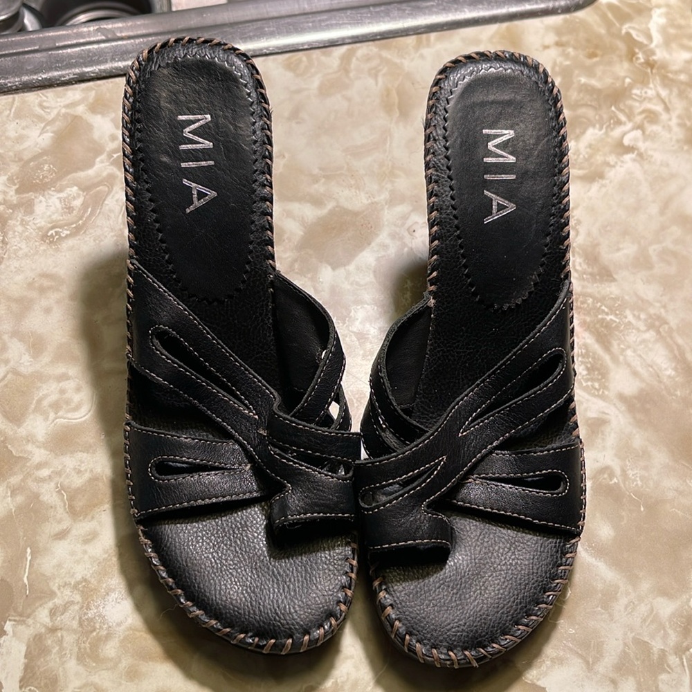 Like new MIA all leather sandals sz 7 1/2